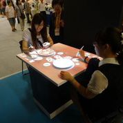 Επισκέπτες της έκθεσης εξερευνούν το διαδραστικό σύστημα iEAT