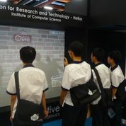 Ταϊβανέζοι μαθητές διασκεδάζουν παίζοντας με το διαδραστικό σύστημα Interactive Wall